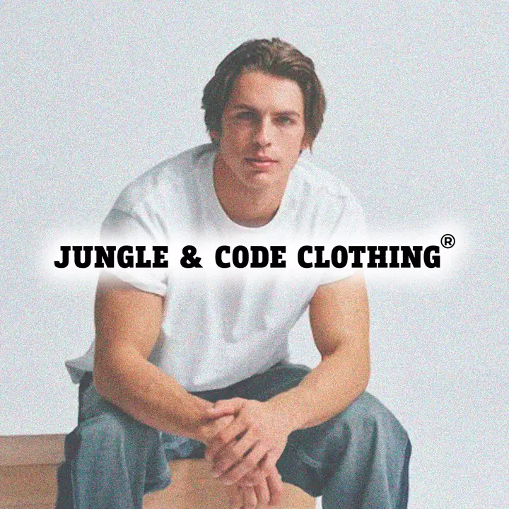 Modelo con playera blanca Jungle & Code Clothing