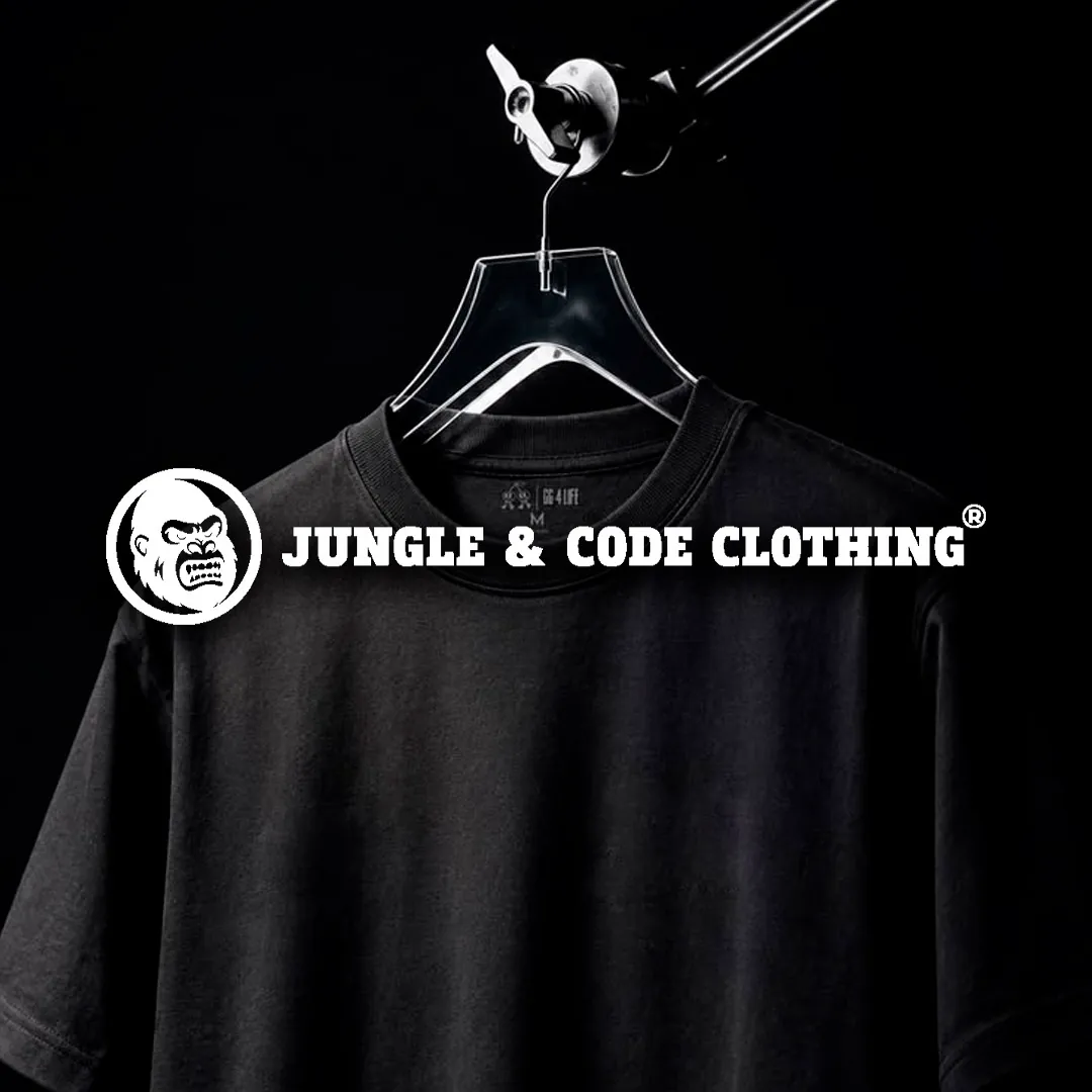 Playera negra con el logo de Jungle & Code Clothing